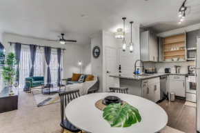 Luxurious 2BR plus Resort Style Pool